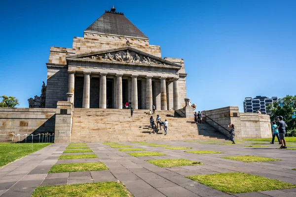 2 Ocak 2019, Melbourne Avustralya: insanlar ve turistler Melbourne Victoria Avustralya ile anma tapınak görünümünü