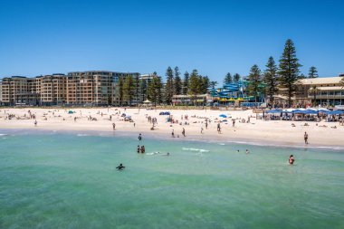 31 Aralık 2018, Glenelg Adelaide Güney Avustralya: Glenelg görünümü beach Güney Avustralya'da sıcak güneşli yaz gününde Adelaide banliyösünde insanlarla dolu