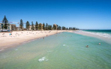 Glenelg Beach Adelaide banliyösünde Güney Avustralya'da uzak görünümü sıcak güneşli yaz gününde