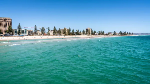 Glenelg Beach Adelaide banliyösünde Güney Avustralya'da uzak görünümü sıcak güneşli yaz gününde