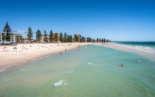 Glenelg Beach Adelaide banliyösünde Güney Avustralya'da uzak görünümü sıcak güneşli yaz gününde