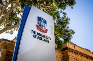 30 Aralık 2018, Adelaide Güney Avustralya: Adelaide Üniversitesi giriş Adelaide Sa Avustralya logosu ile iz