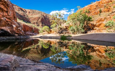 Ormiston gorge su kuyusu Batı Macdonnell aralıkları Nt taşra Avustralya doğal görünümünü