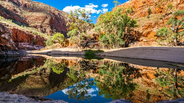 Ormiston gorge su kuyusu Batı Macdonnell aralıkları Nt taşra Avustralya doğal görünümünü