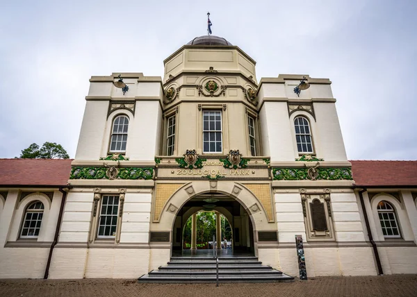 Taronga zoológico antiguo edificio de entrada principal vista frontal en Sydney NSW — Foto de Stock