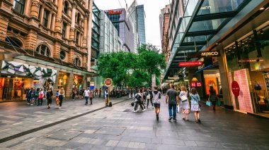 Pitt Street yaya cadde insanlarla dolu bir Sydney au