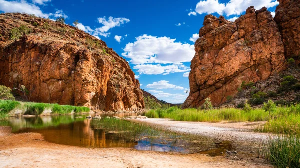 Scenic panorama of Glen Helen gorge in West MacDonnell National — Stock Photo, Image