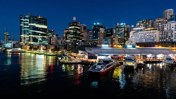 Vista panoramica notturna di Sydney Darling Harbour con King street wha — Foto Stock