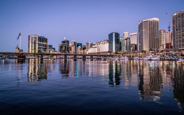 Sydney Darling Harbour doğal gece manzarası Pyrmont köprü ile — Stok fotoğraf