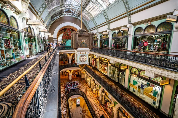 Εσωτερική άποψη του arcade shoppping κτήριο Κουίν Βικτώρια ή άνετοι χώροι των δωματίων — Φωτογραφία Αρχείου