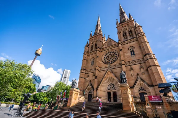 Catedral de Santa María gran angular vista frontal y Sydney torre ojo i —  Fotos de Stock