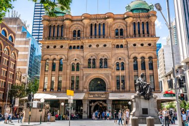 İnsanlar ile Kraliçe Victoria bina ya da Qvb cephe görünümü