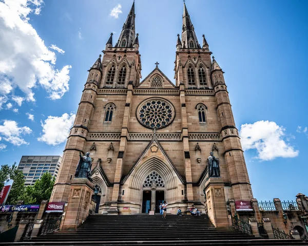 Pohled na fasády katedrály Panny Marie u turistů v Sydney Nsw — Stock fotografie