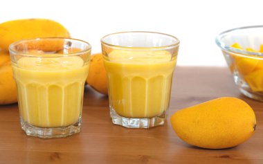 Mango milkshake cam beyaz sarı bebek Mango ile yapılan