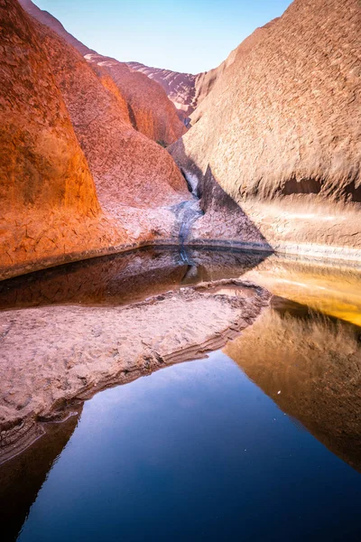 Κάθετη προβολή της η waterhole Mutitjulu σε θερινή ώρα με cle — Φωτογραφία Αρχείου