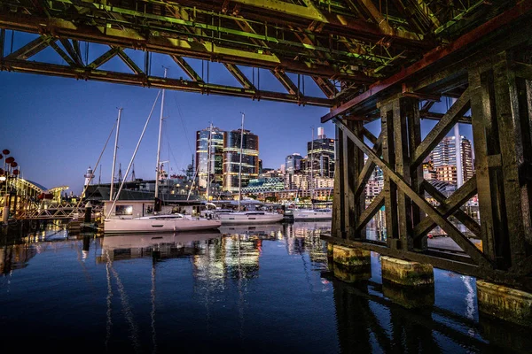 Détails de la jetée du pont Pyrmont et de la marina de Darling Harbour à nig — Photo