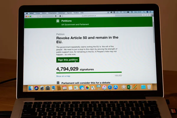 Petición del Brexit en el sitio web del parlamento británico para revocar el artículo 50 y — Foto de Stock