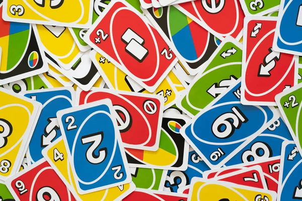 Uno oyun kartları tüm çerçeve arka planda dağılmış — Stok fotoğraf