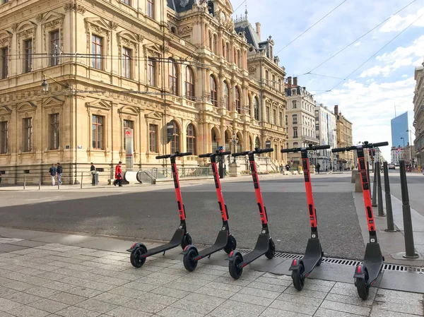 Voi scooter elétrico da empresa VOI. tecnologia no stree — Fotografia de Stock