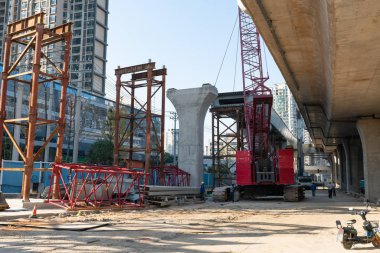 Bina şantiye makineleri installi ile yükseltilmiş yol inşaatı