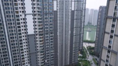 Wuhan Çin'de birkaç çok katlı yüksek katlı konut modern şehir binası ve sokak görünümü pencerelerinde ışık Gündüz geçiş Timelapse