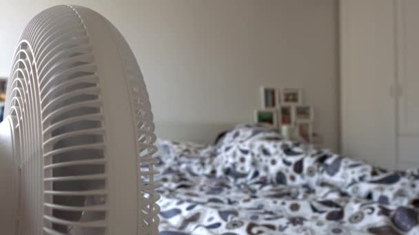 在炎热的夏日 与风扇一起睡觉的人 — 图库视频影像
