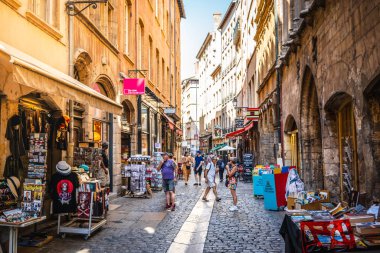 L yaz gününde Vieux Lyon eski şehir sokakta Turistler