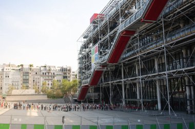 İnsanlar Centre Geor'un açılışı için sabah kuyrukta bekliyor.