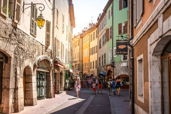 Turistler renkli historica ile Annecy eski şehir Sokak görünümü