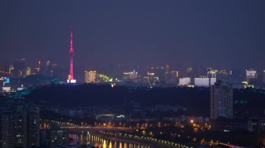 Wuhan Hubei Çin 'de gerçek zamanlı panorama geceleri televizyon kulesi ve binalarla çekiliyor.
