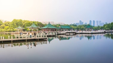 Wuhan Donghu doğu gölü manzaralı Çin köşkü Wuhan Hubei 'de