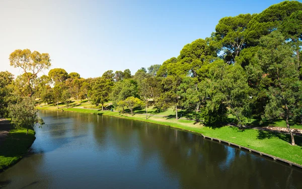 Torrens vista sul fiume e sul lungofiume e sul lungomare di Adelaid — Foto Stock