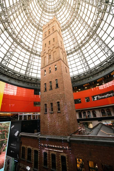 Pohled na coops střelili věž v Melbourne centrální nákupní galerii v M — Stock fotografie