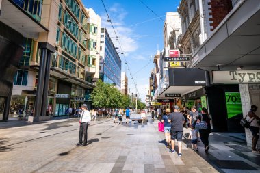 Rundle alışveriş merkezi yaya alışveriş caddesinin Reklam'daki insanlarla görünümü