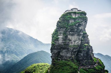 Kırmızı bulut altın summi görünümü ile Fanjing dağ manzarası