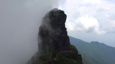 Guizhou Çin 'de üst Budist Tapınağı ile kırmızı bulut altın Zirvesi görünümü ile fanjing dağ manzarası