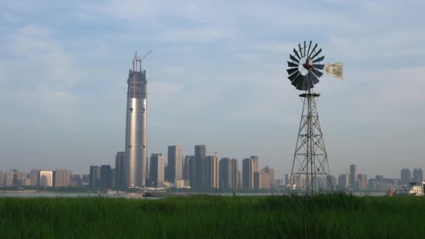 湖北省汉口滩中段多刃 Windpump 与武汉市背景下的武汉城市天际线 — 图库视频影像