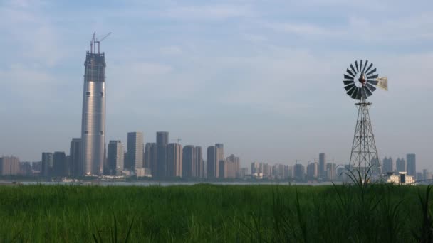 Mehrblättrige Windpumpe Inmitten Des Hankou Sumpfgebiets Und Der Skyline Der — Stockvideo