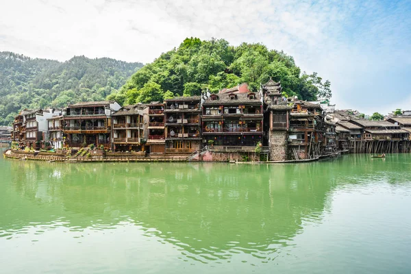 Oude traditionele huizen aan de rivierlandschap in Fenghuang ancie — Stockfoto