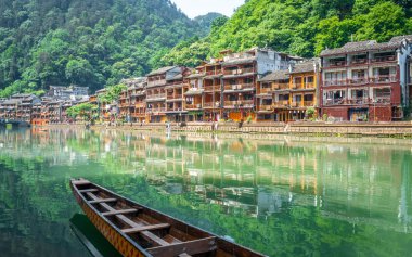 Tuo Jiang RIV ile Fenghuang Phoenix antik kentinin doğal görünümü
