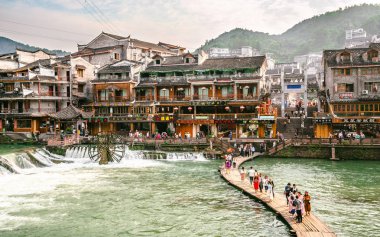 Birçok çene ile ahşap derme çatma Köprüsü ve Fenghuang Panoraması