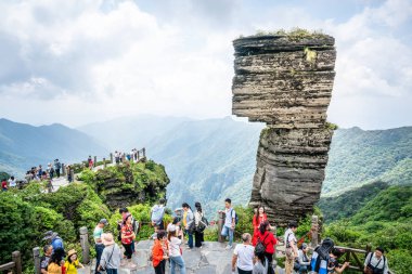 Mantar şeklinde taş önünde Çinli turistler sembolü