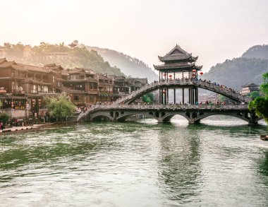 Hunan Çin Fenghuang phoenix kasabasında Antik köprü sahne