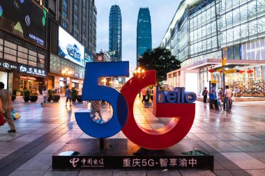 Jiefangbei sokakta Çin Telekom 5g lansmanı için 5g işareti 