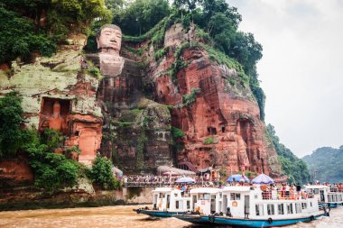 Min nehri üzerinde Leshan Dev Buda ve turist tekneler görünümü 