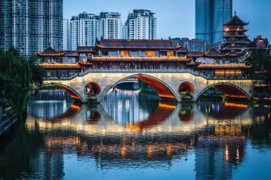 Chengdu Chin'de alacakaranlıkta ışıklı Anshun köprüsünün manzara manzarası