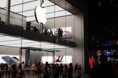 Chengdu Sichuan gece Sino-Ocean Taikoo Li Apple mağazası 