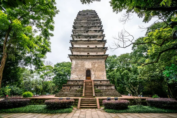 Lingbao pagode em Leshan Giant Buddha Scenic Park em Leshan Chin — Fotografia de Stock