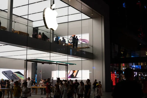 Tienda de Apple en Sino-Ocean Taikoo Li por la noche en Chengdu Sichuan — Foto de Stock