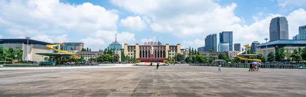 Vista panorámica de la plaza de Tianfu con estatua y gente en Chengd — Foto de Stock